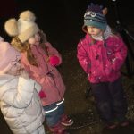 Nově nazdobený vánoční strom v Albrechticích rozsvítili andělé na chůdách