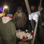 Nově nazdobený vánoční strom v Albrechticích rozsvítili andělé na chůdách