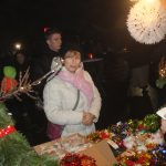 Nově nazdobený vánoční strom v Albrechticích rozsvítili andělé na chůdách