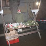 Nově nazdobený vánoční strom v Albrechticích rozsvítili andělé na chůdách