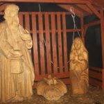 Nově nazdobený vánoční strom v Albrechticích rozsvítili andělé na chůdách