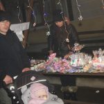 Nově nazdobený vánoční strom v Albrechticích rozsvítili andělé na chůdách