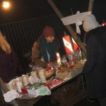 Nově nazdobený vánoční strom v Albrechticích rozsvítili andělé na chůdách