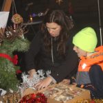 Nově nazdobený vánoční strom v Albrechticích rozsvítili andělé na chůdách