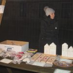 Nově nazdobený vánoční strom v Albrechticích rozsvítili andělé na chůdách