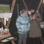 Nově nazdobený vánoční strom v Albrechticích rozsvítili andělé na chůdách