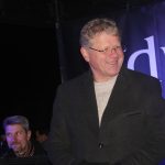 Nově nazdobený vánoční strom v Albrechticích rozsvítili andělé na chůdách