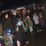 Nově nazdobený vánoční strom v Albrechticích rozsvítili andělé na chůdách