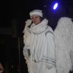 Nově nazdobený vánoční strom v Albrechticích rozsvítili andělé na chůdách