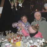 Nově nazdobený vánoční strom v Albrechticích rozsvítili andělé na chůdách