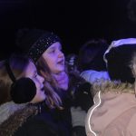 Nově nazdobený vánoční strom v Albrechticích rozsvítili andělé na chůdách