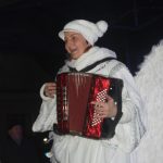 Nově nazdobený vánoční strom v Albrechticích rozsvítili andělé na chůdách