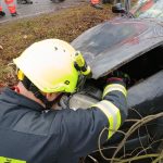 Řidička u Branné narazila s autem do stromu. V péči lékařů skončila žena i dítě