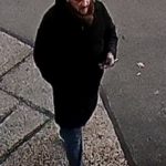 Poškození pneumatiky a krádež u Makra v Hrdějovicích. Policie pátrá po muži z fotografie