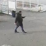 Poškození pneumatiky a krádež u Makra v Hrdějovicích. Policie pátrá po muži z fotografie