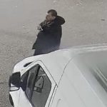 Poškození pneumatiky a krádež u Makra v Hrdějovicích. Policie pátrá po muži z fotografie