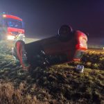 Řidička na Budějovicku nezvládla řízení, skončila s autem na střeše