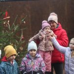 V Křenovicích ozdobili vánoční stromek v lesním divadle. Vede k němu adventní stezka