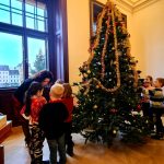 V pracovně primátorky vládla vánoční nálada, děti tam zdobily stromeček