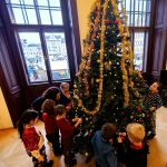 V pracovně primátorky vládla vánoční nálada, děti tam zdobily stromeček