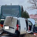 AKTUALIZOVÁNO: V Lenoře se střetl vlak s autem. Řidič vozidla nepřežil, dítě je v nemocnici