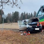 AKTUALIZOVÁNO: V Lenoře se střetl vlak s autem. Řidič vozidla nepřežil, dítě je v nemocnici