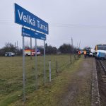 U Velké Turné se střetlo auto s vlakem. Souprava tlačila vůz 15 metrů kolejištěm