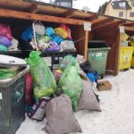 Lipno čelí po svátcích záplavě odpadků. Popeláři kvůli sněhu nedojeli