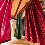 Brokáty, šperky a květiny nejen pro zámeckou paní. Unikátní výstava v Třeboni se dočkala prodloužení