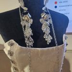 Brokáty, šperky a květiny nejen pro zámeckou paní. Unikátní výstava v Třeboni se dočkala prodloužení