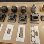 Brokáty, šperky a květiny nejen pro zámeckou paní. Unikátní výstava v Třeboni se dočkala prodloužení