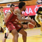 Sršni se trápili, poslední tým přetlačili až v poslední čtvrtině