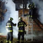 V Husově kolonii v Budějovicích lehla popelem další chata, v Kojakovicích hořelo auto