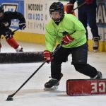 VIDEO: Strakonický led patřil nováčkům. Týden hokeje přilákal 27 dětí