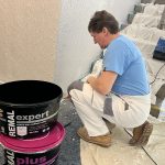 Když řemeslo pomáhá. Mistři i studenti zdarma vymalovali prostory organizace APLA Jižní Čechy v Táboře