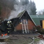 V Sedlci hořela chata v obtížně přístupném terénu