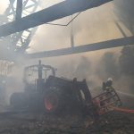 Hasiči zasahují o požáru stodoly a traktoru v Hrušově u Žimutic. Škoda půjde do milionů