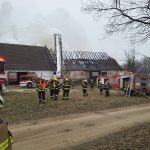 Hasiči zasahují o požáru stodoly a traktoru v Hrušově u Žimutic. Škoda půjde do milionů