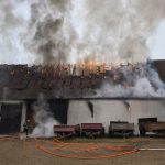 Hasiči zasahují o požáru stodoly a traktoru v Hrušově u Žimutic. Škoda půjde do milionů