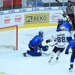 VIDEO: Táborský kapitán Suchánek prožíval na trestné těžké chvíle. Kohouti prohráli s Kolínem na nájezdy