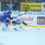 VIDEO: Táborský kapitán Suchánek prožíval na trestné těžké chvíle. Kohouti prohráli s Kolínem na nájezdy