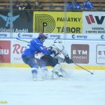 VIDEO: Táborský kapitán Suchánek prožíval na trestné těžké chvíle. Kohouti prohráli s Kolínem na nájezdy