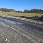 Ledovka u Březí na silnici II/105. Kdo za ni může?