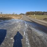 Ledovka u Březí na silnici II/105. Kdo za ni může?