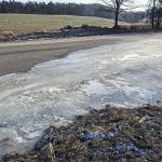 Ledovka u Březí na silnici II/105. Kdo za ni může?