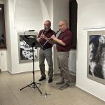 Řeky, říčky, keře a trávy Galiny Fleischmannové. Inspiraci z Kajetína vystavuje v Plané