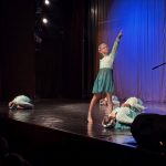 Projekt Kořeny taneční školy Coda a sezimovoústecké zušky vyprodal sál kulturního domu Spektrum rovnou čtyřikrát