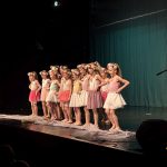 Projekt Kořeny taneční školy Coda a sezimovoústecké zušky vyprodal sál kulturního domu Spektrum rovnou čtyřikrát