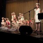 Projekt Kořeny taneční školy Coda a sezimovoústecké zušky vyprodal sál kulturního domu Spektrum rovnou čtyřikrát