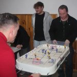 Malá imitace ledové plochy a velká zábava. Tradice stolního hokeje v Branicích trvá už 20 let